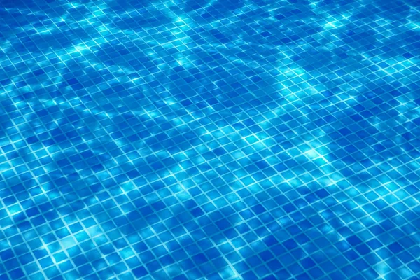Bazén s vodou. Ripple Water. Pozadí odrazu slunce. — Stock fotografie