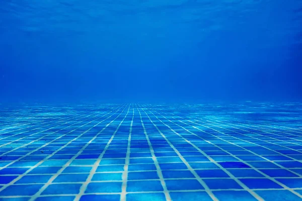 Telha azul da piscina subaquática, ondulações de água de piscina Po — Fotografia de Stock