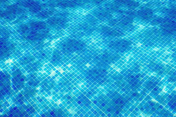 Telha azul da piscina subaquática, ondulações de água de piscina Po — Fotografia de Stock