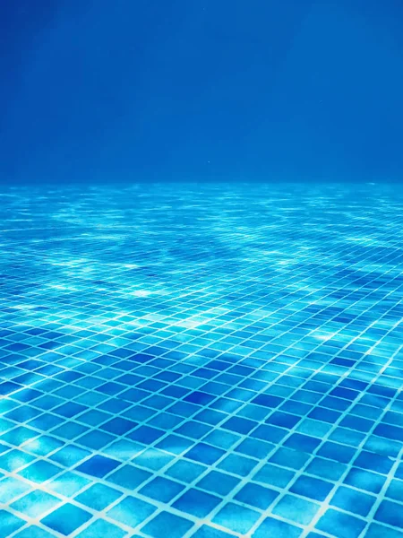Подводный плавательный бассейн голубая плитка, водяные струи плавательного По — стоковое фото