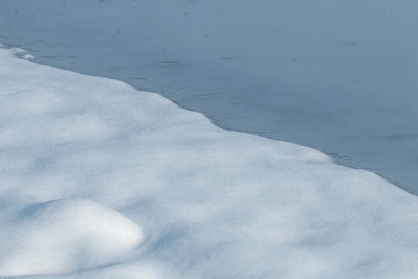 Εξωτερική άποψη από παγωμένη λίμνη για το χειμώνα — Φωτογραφία Αρχείου