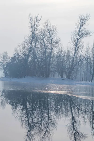 Gefrorener See im Wald Sonne Reflexion, Winter Reflexion Landschaft — Stockfoto