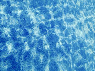 Yüzme havuzu suyu. Dalgalı Su. Güneş Yansıma arkaplanı.