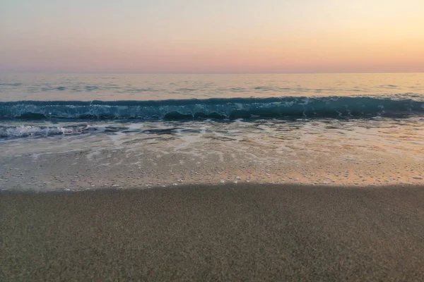 美丽的日落在海滩上， 太阳， 天空， 海， 波 — 图库照片