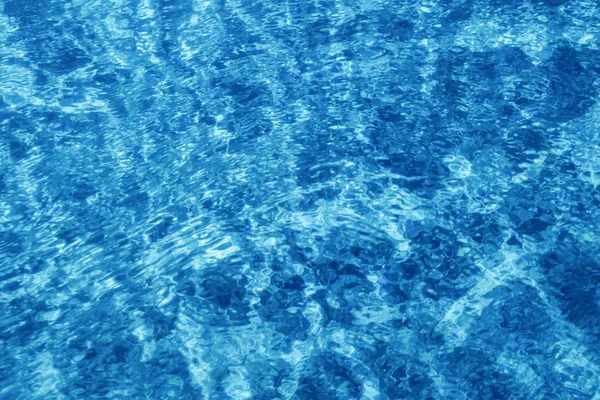 Zwembad water. Rimpelwater. Zon Reflectie achtergrond. — Stockfoto