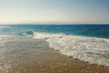 Kumlu sahilde mavi okyanus dalgası Yaz Arkaplanı