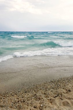 Güçlü dalgalar sahile çarpar Güzel deniz manzarası.