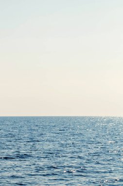 Mavi deniz ve açık gökyüzü. Karayip Denizi.