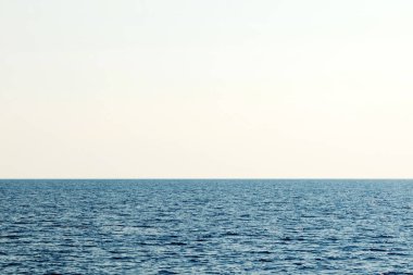 Mavi deniz ve açık gökyüzü. Karayip Denizi.