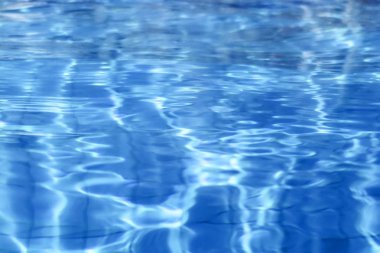 Yüzme havuzu suyu. Dalgalı Su. Güneş Yansıma arkaplanı.