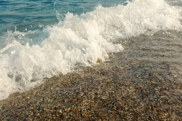 Welle des blauen Ozeans am Strand Nahaufnahme Sommer Hintergrund — Stockfoto