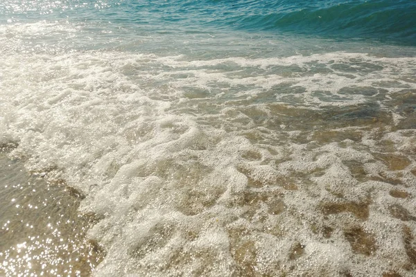 Vague d'océan bleu sur la plage de sable gros plan Été Fond — Photo