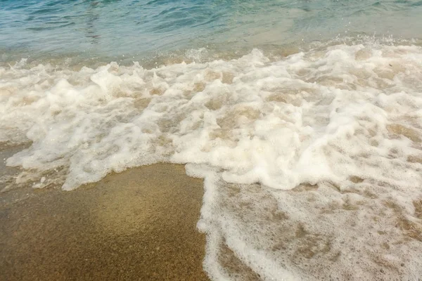 Vague d'océan bleu sur la plage de sable gros plan Été Fond — Photo