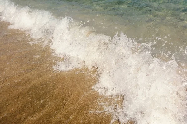 Welle des blauen Ozeans am Sandstrand Nahaufnahme Sommer Hintergrund — Stockfoto
