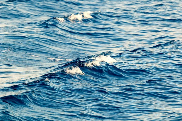 Ondas atrás de um barco, Padrões de ondas na água . — Fotografia de Stock