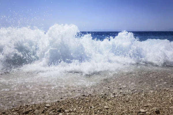 Breaking Wave of Blue Ocean σε βότσαλα παραλία Καλοκαίρι φόντο — Φωτογραφία Αρχείου