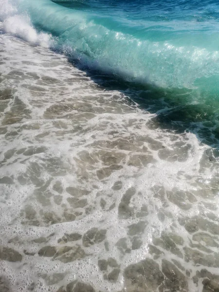 Rompiendo la ola del océano azul en la playa de guijarros Fondo de verano — Foto de Stock