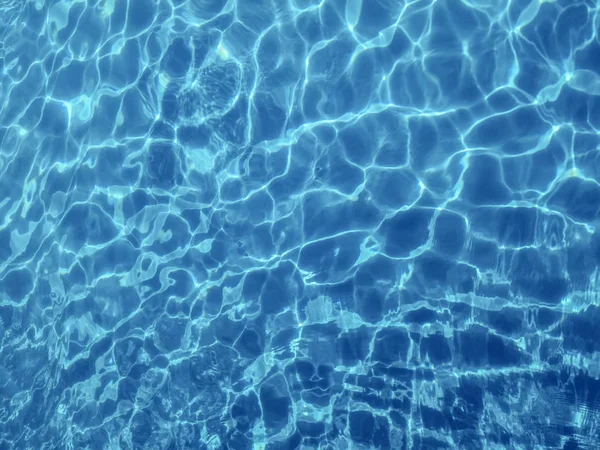 スイミングプールの水。リップルウォーター。太陽の反射背景. — ストック写真