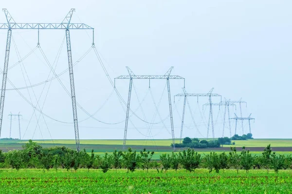 Linha Elétrica Alta Tensão Campos Verdes Campo Pequenas Colinas — Fotografia de Stock