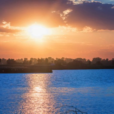 Gölün Üzerinde Günbatımı Sahnesi, Su Yüzeyi Günbatımı