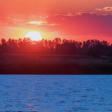 Gölün Üzerinde Günbatımı Sahnesi, Su Yüzeyi Günbatımı