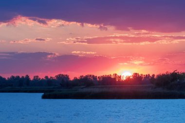 Gölün Üzerinde Günbatımı Sahnesi, Su Yüzeyi Günbatımı