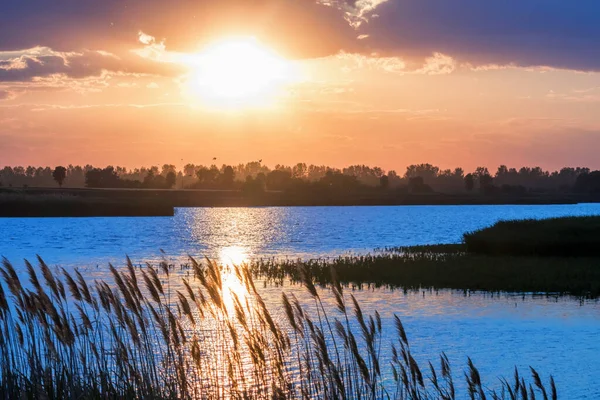 Sonnenuntergangsszene Über Dem See Wasseroberfläche Sonnenuntergang — Stockfoto