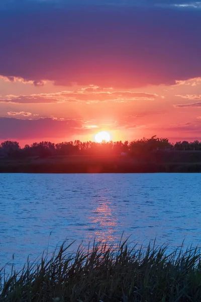 Solnedgångsscenen Över Sjön Vattenytan Solnedgång — Stockfoto