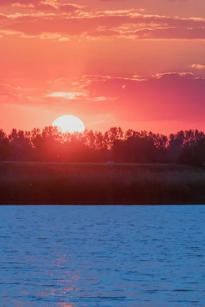 Solnedgångsscenen Över Sjön Vattenytan Solnedgång — Stockfoto