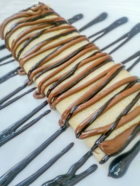 Çikolata kremalı krep, ev yapımı ince krep.