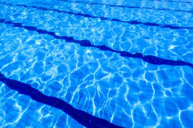 Yüzme havuzu suyu. Dalgalı Su. Güneş Yansıma arkaplanı.