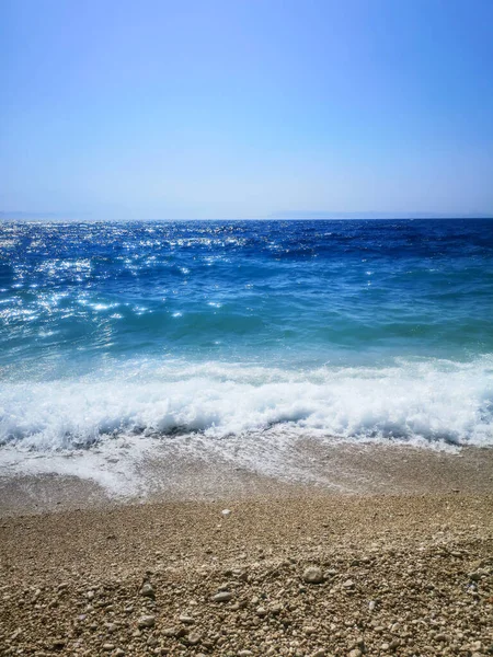 青い海の波を破る夏の背景 — ストック写真