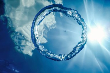 Kabarcık halkası Su altında güneşe doğru yükselir.