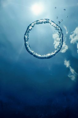 Kabarcık halkası Su altında güneşe doğru yükselir.