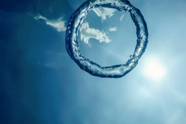 Kabarcık halkası Su altında güneşe doğru yükselir.