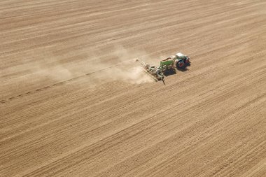 Hava Traktörü tarlaya ekin ekiyor