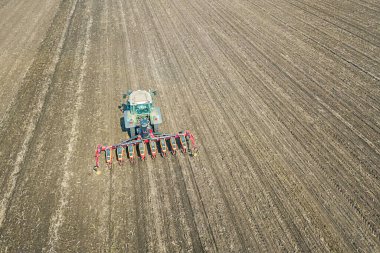 Tarlaya ekin eken çiftçi. Tohum Havası Görünümü.