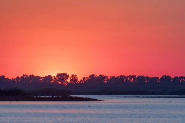 Gölün Üzerinde Günbatımı Sahnesi, Su Yüzeyi Günbatımı