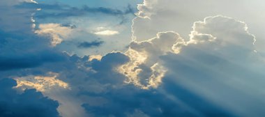 Bulutlu ve Arkaplanlı Gökyüzü