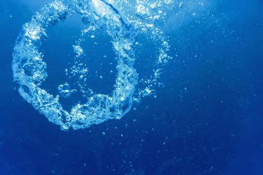 Kabarcık halkası Su altında güneşe doğru yükselir.