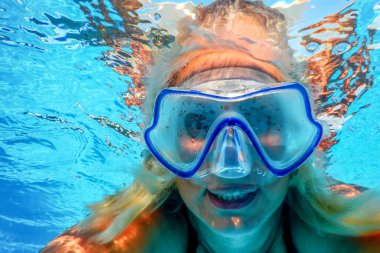 Temiz Suda Maskeli Kadın Şnorkelleme, Su Sporları, Yüzme Havuzu, Açık Hava Macerası, Yüzme, Yaz Tatili