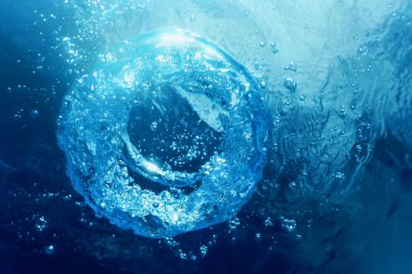 Sualtı Baloncuk Halkası Güneş 'e doğru yükseliyor