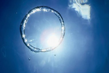 Kabarcık Halkası Güneş 'e doğru yükseliyor, suyun altında.