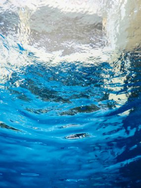 Su yüzeyi su altında, yüzme havuzu yüzey su arka planı