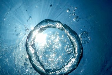 Sualtı Baloncuk Halkası Güneş 'e doğru yükseliyor