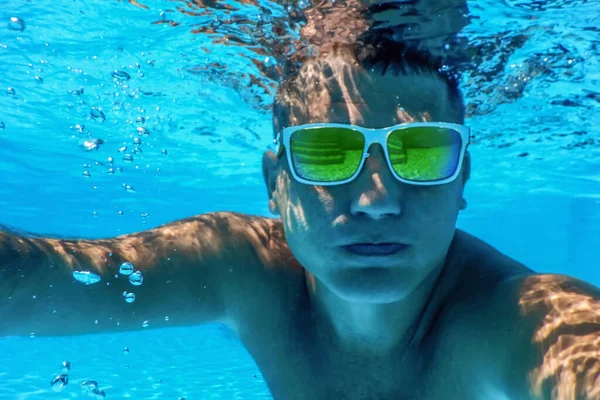 Festa Verão Piscina Homem Com Óculos Sol Subaquático Piscina — Fotografia de Stock