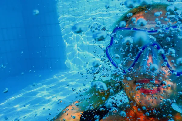Podwodna Kobieta Maska Nurkowania Bubbles Close Portret Basen Wakacje Zabawa — Zdjęcie stockowe