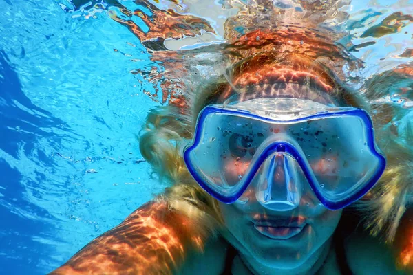 Femme Plongée Avec Masque Dans Eau Claire Sports Nautiques Piscine — Photo