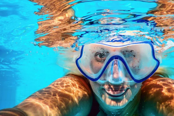 Kvinna Snorkling Med Mask Klart Vatten Vattensporter Pool Utomhus Äventyr — Stockfoto