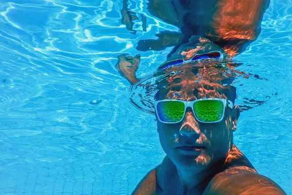 Fête Été Piscine Homme Avec Lunettes Soleil Sous Marin Dans — Photo